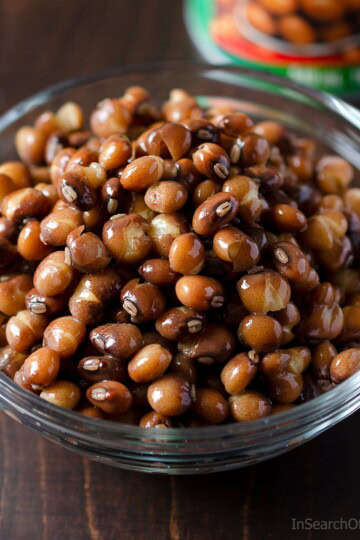 A small glass bowl with dry pigeon peas from a can.
